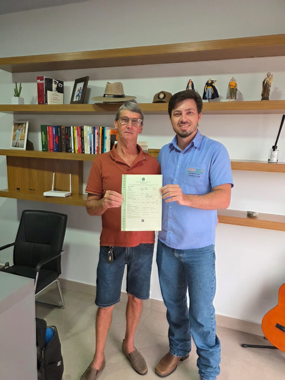 Ambrosio Weaaling Meurer recebendo documento de regularização fundiária no Pará — AGROGEO Brasil