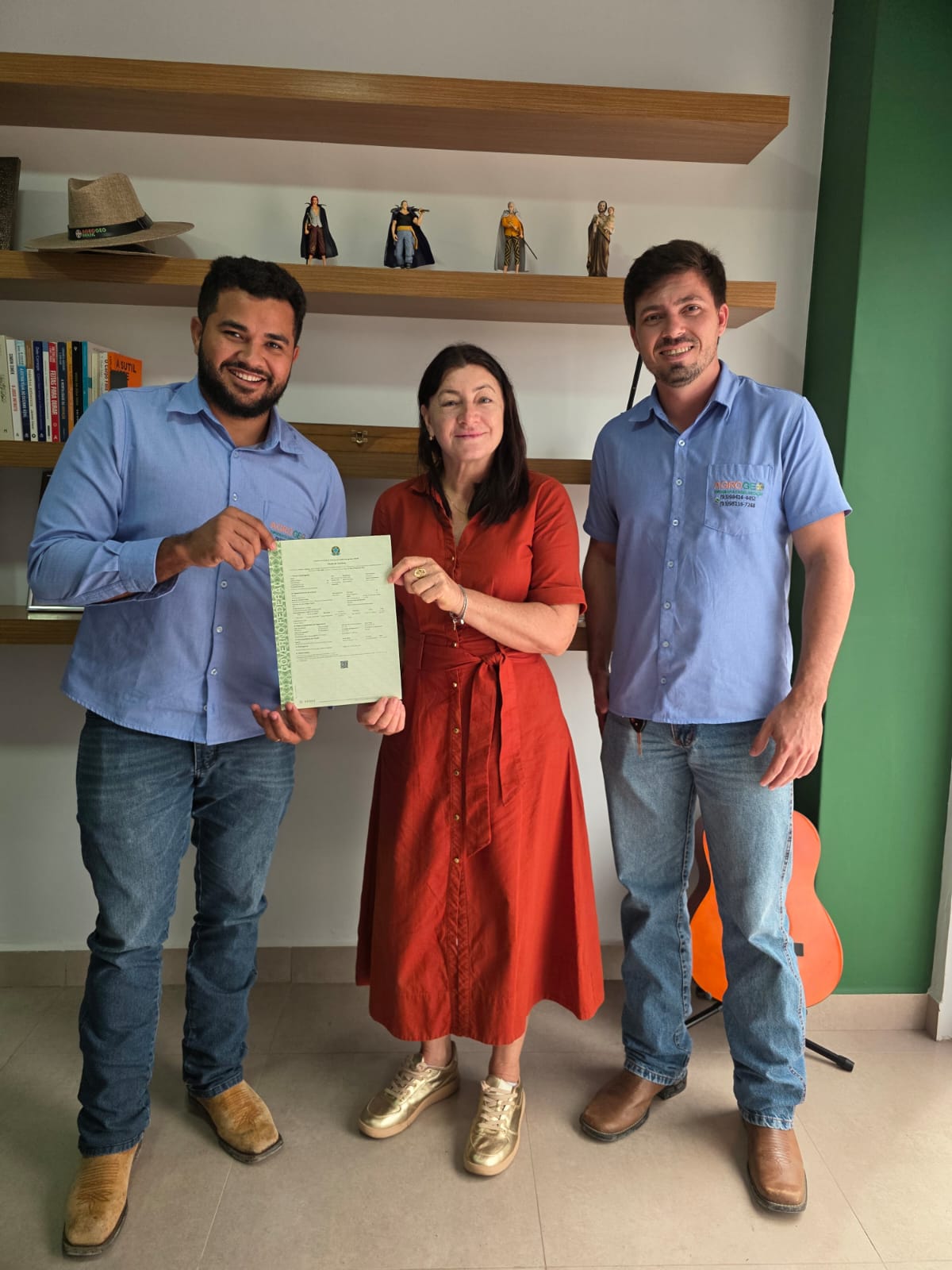 Helena Vedana recebendo título de propriedade em Novo Progresso — AGROGEO Brasil